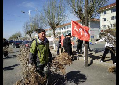 公主岭市南崴子农机站利用休息日参加植树活动(图文)