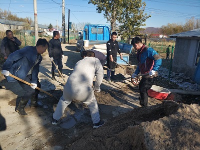 珲春市农机局到群众家参加脱贫攻坚工作